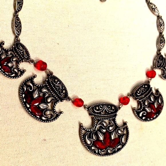 RED CRYSTAL DESIGNED BOUTIQUE NECKLACE - Picture 2 of 4